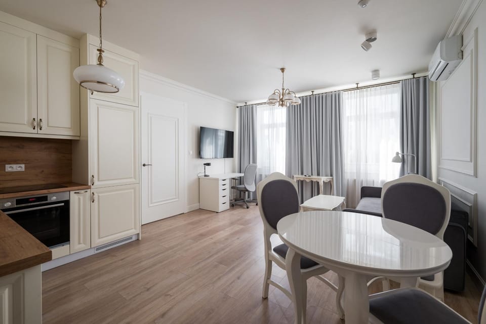 TV and multimedia, Kitchen or kitchenette, Living room, Seating area, Dining area, oven, stove