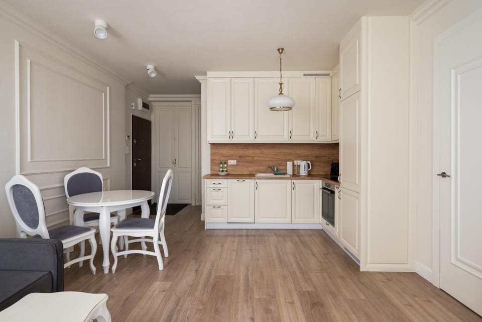 Coffee/tea facilities, Kitchen or kitchenette, Living room, Seating area, Dining area, stove, wardrobe
