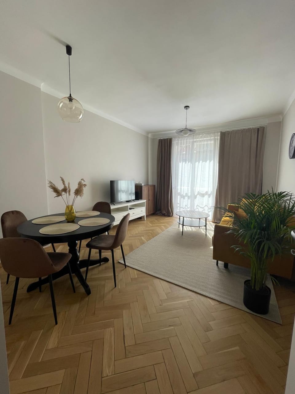 TV and multimedia, Living room, Seating area, Dining area