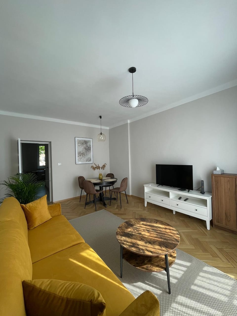 TV and multimedia, Living room, Seating area, Dining area