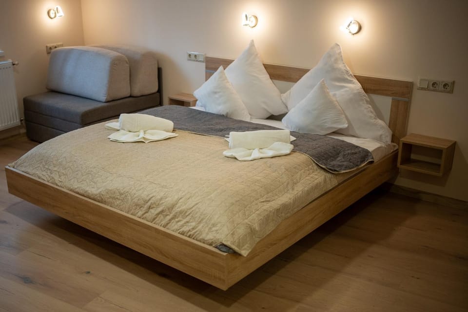 Bed, Photo of the whole room, towels