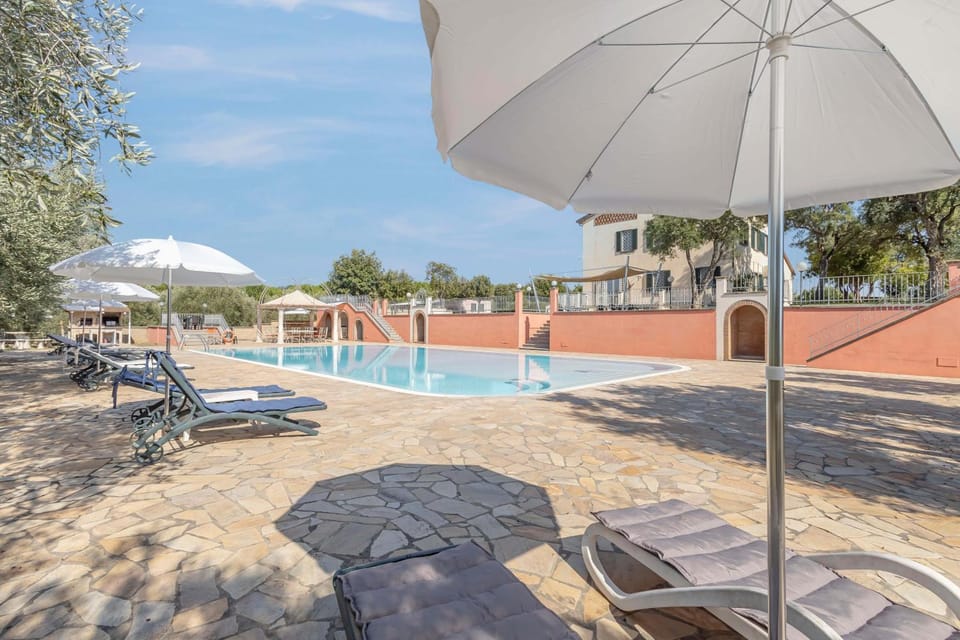 Pool view, Swimming pool, sunbed