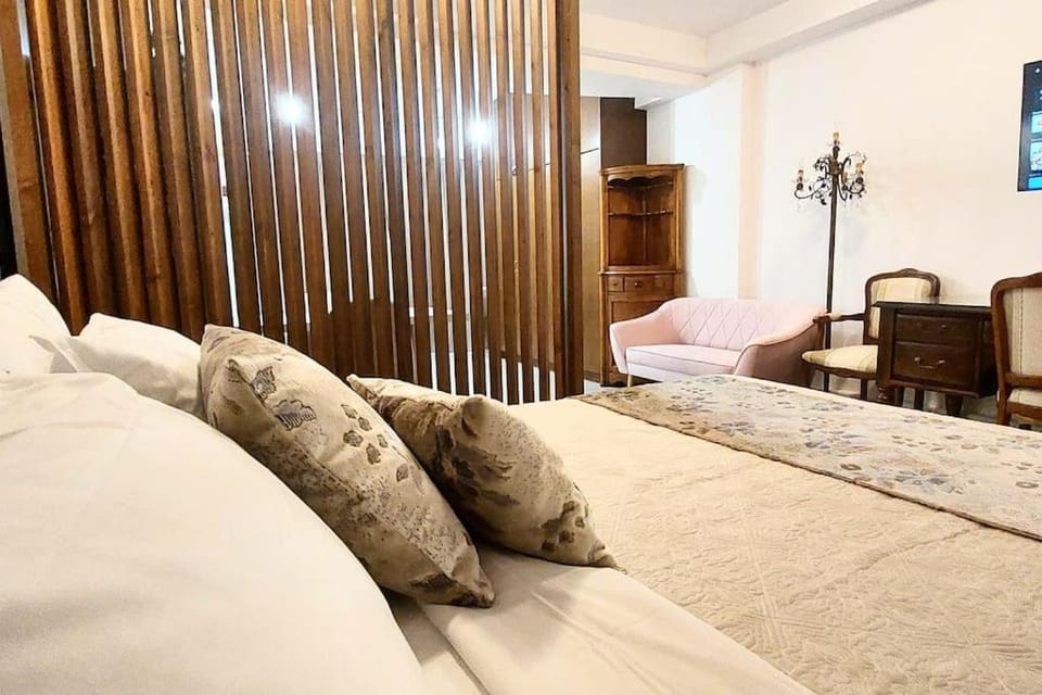 Bed, TV and multimedia, Seating area, Bedroom, wardrobe
