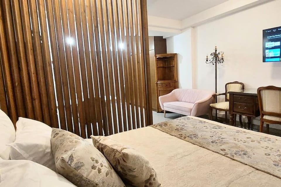 Bed, TV and multimedia, Seating area, Bedroom