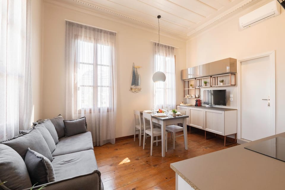 TV and multimedia, Kitchen or kitchenette, Living room, Seating area, Dining area, oven, stove