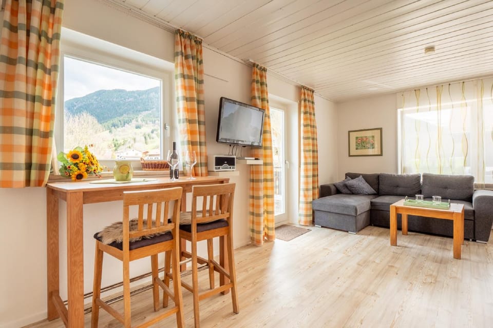 TV and multimedia, Living room, Seating area, Dining area, Mountain view