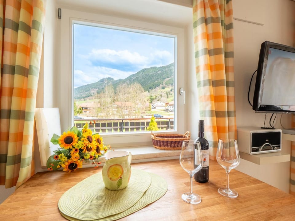 Natural landscape, TV and multimedia, Dining area, Mountain view