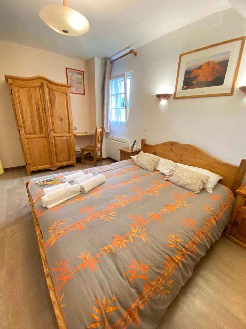 Bed, Photo of the whole room, Bedroom