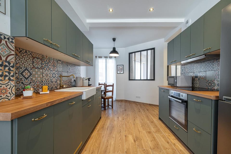 Kitchen or kitchenette