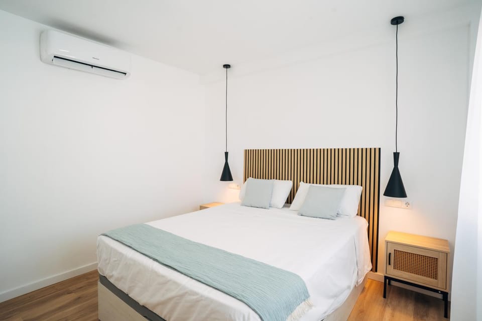 Bed, Photo of the whole room, Bedroom, air conditioner