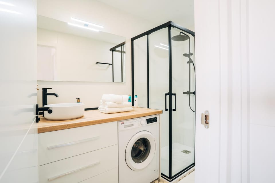 Shower, Bathroom, towels, washing machine
