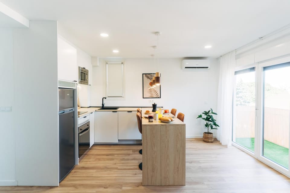 Kitchen or kitchenette, Living room, Seating area, Dining area, oven, air conditioner