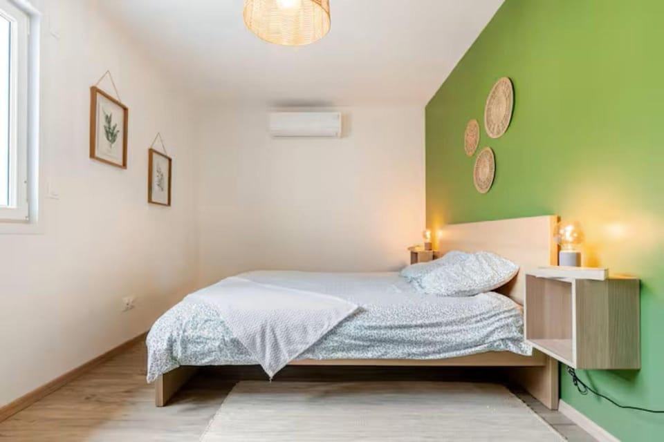 Bed, Photo of the whole room, Bedroom, air conditioner