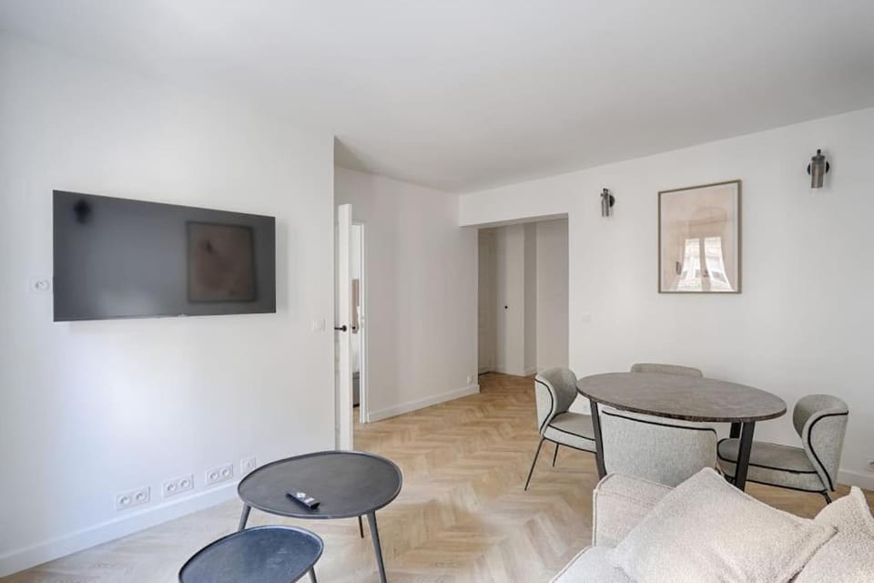 TV and multimedia, Living room, Seating area, Dining area