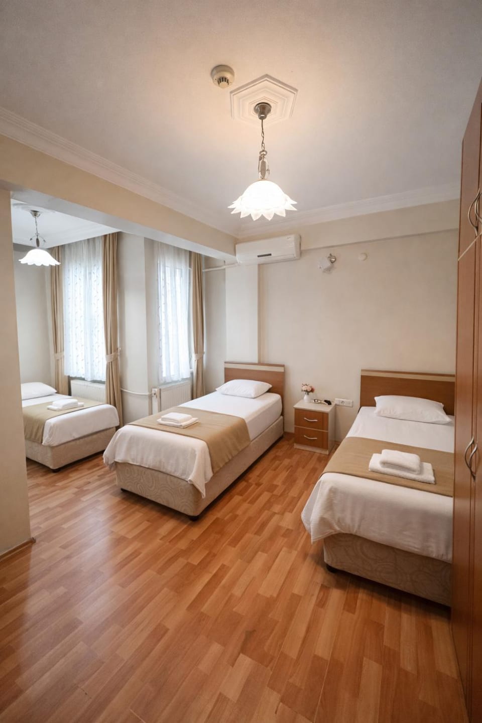 Photo of the whole room, towels