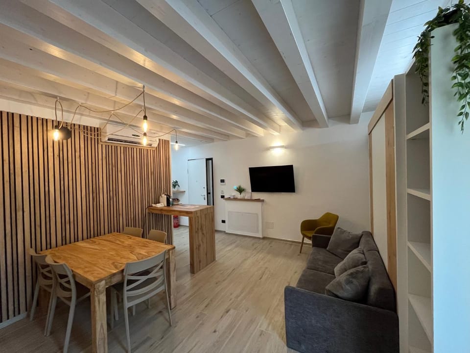 Communal lounge/ TV room, TV and multimedia, Seating area, Dining area