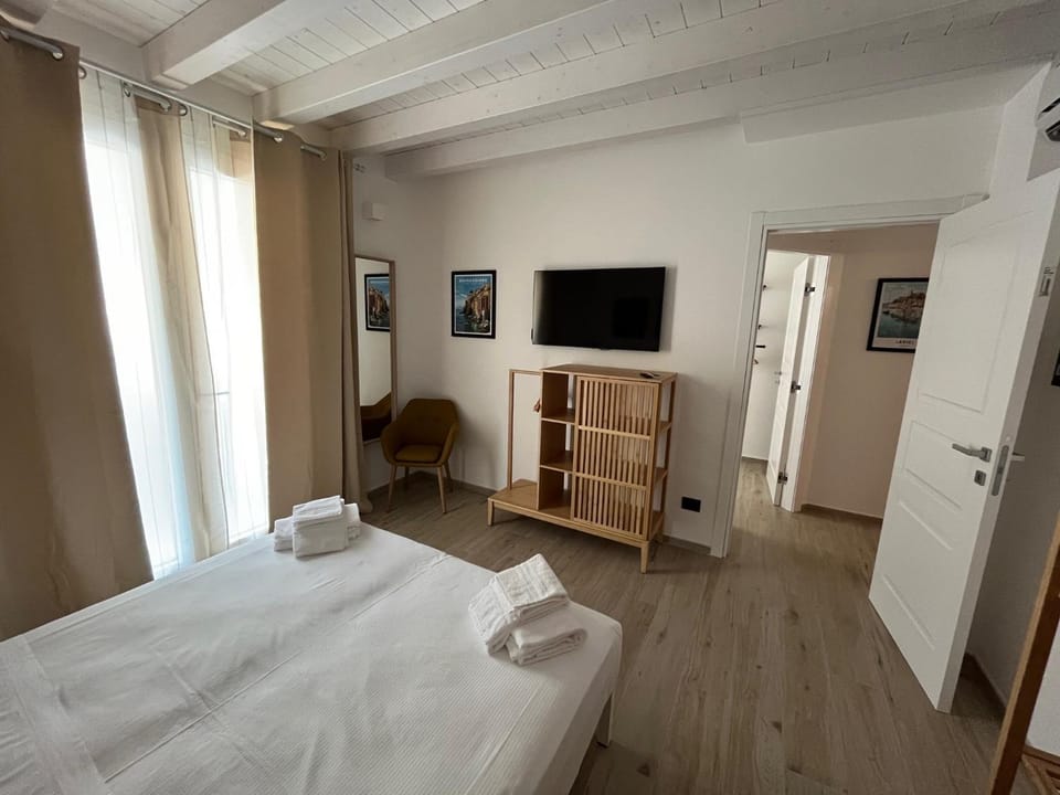 Photo of the whole room, Bedroom, wardrobe