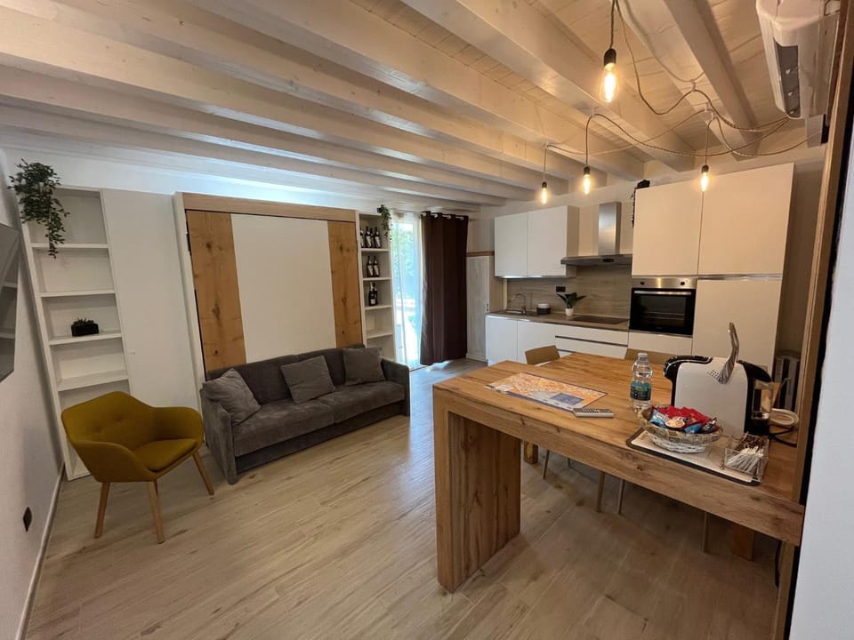 TV and multimedia, Coffee/tea facilities, Kitchen or kitchenette, Living room, Seating area, Dining area, oven