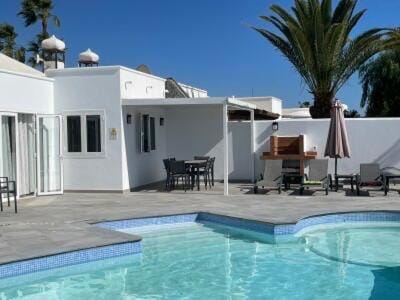 Property building, Balcony/Terrace, Swimming pool