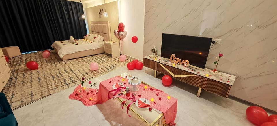 Communal lounge/ TV room, Bed, TV and multimedia, Living room, Photo of the whole room, Seating area, Evening entertainment, Bedroom