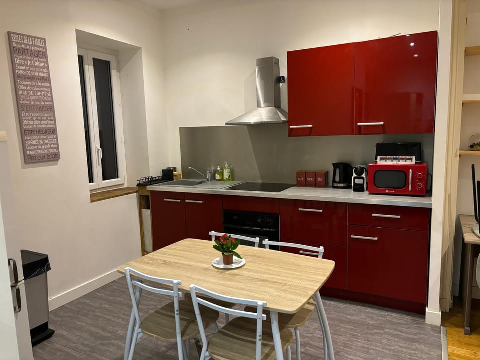 Coffee/tea facilities, Kitchen or kitchenette, Dining area, oven, pet friendly, stove, toaster