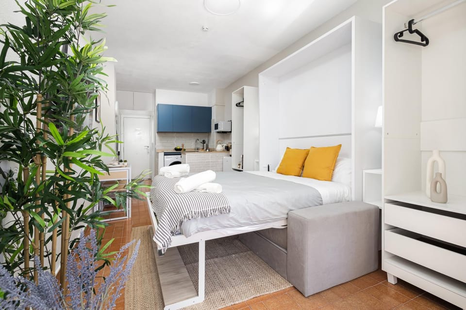 Bed, TV and multimedia, Photo of the whole room, Bedroom, towels