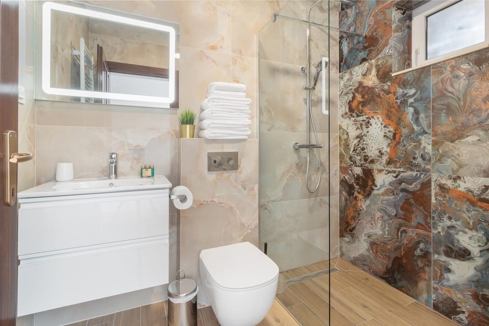 Shower, Toilet, Bathroom, towels