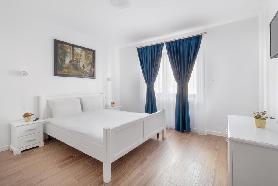 Bed, TV and multimedia, Photo of the whole room, Bedroom