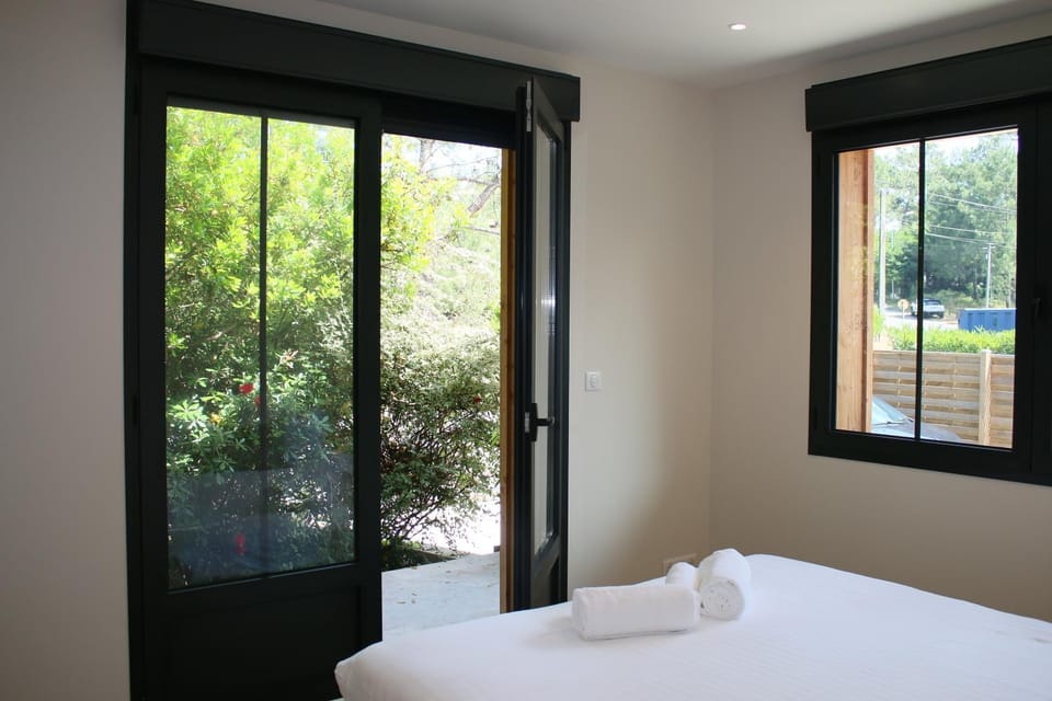 Bed, Photo of the whole room, Bedroom, towels