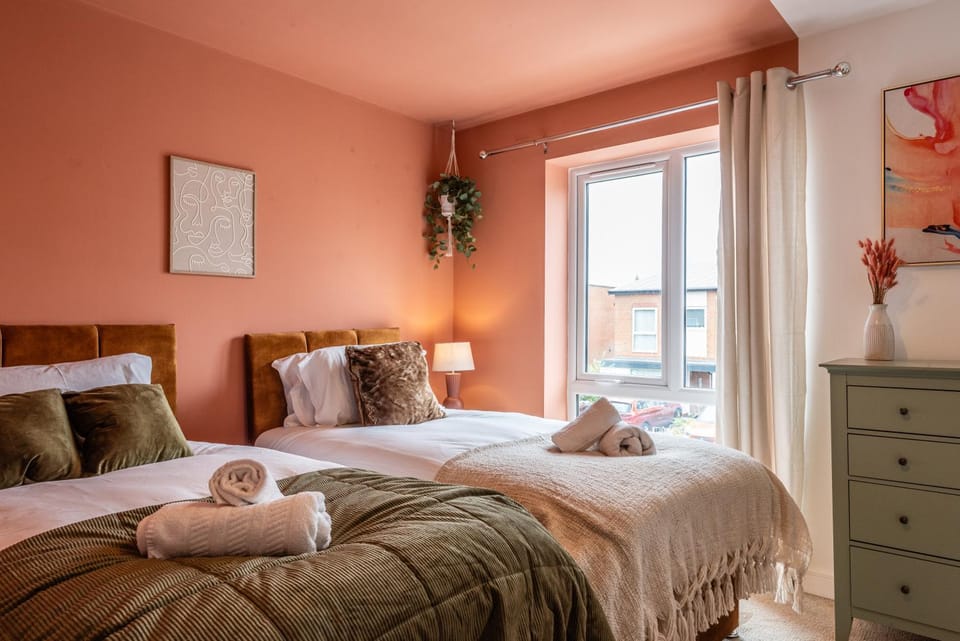 Bed, Bedroom, towels