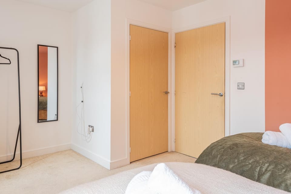 Photo of the whole room, Bedroom, wardrobe