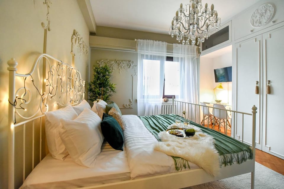 Bed, TV and multimedia, Photo of the whole room, Seating area, Bedroom, wardrobe