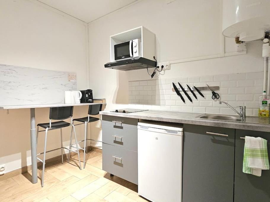 722 Studio à proximité du Métro et de Paris 20ème Apartment in Paris