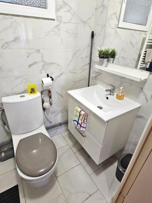 722 Studio à proximité du Métro et de Paris 20ème Apartment in Paris