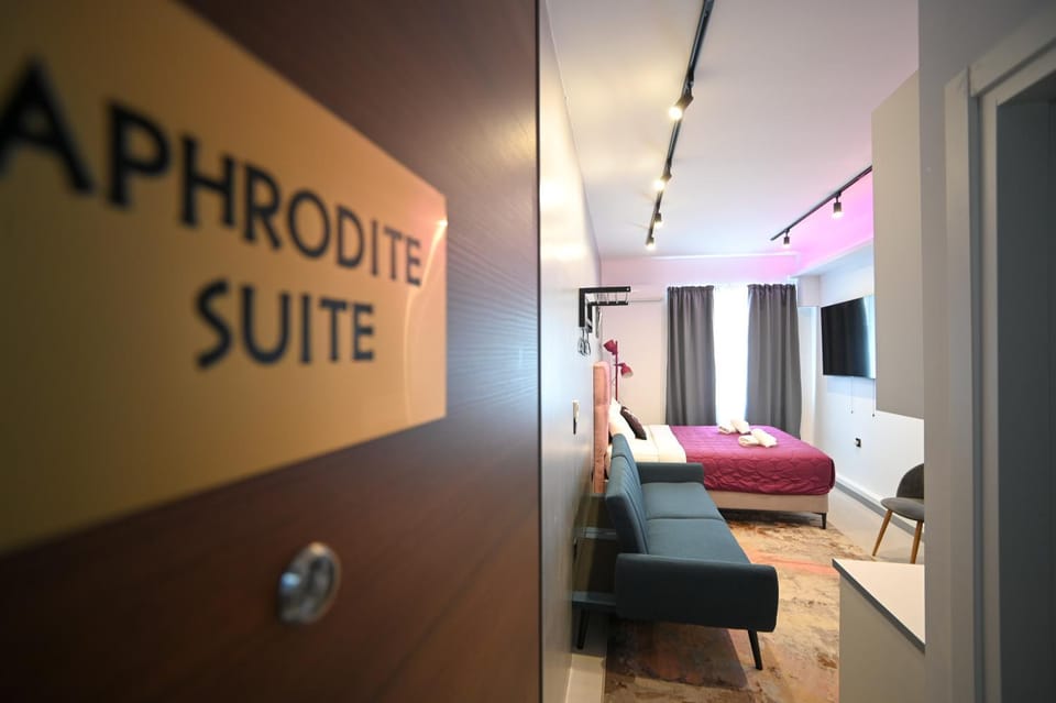 Photo of the whole room, Bedroom, Text overlay
