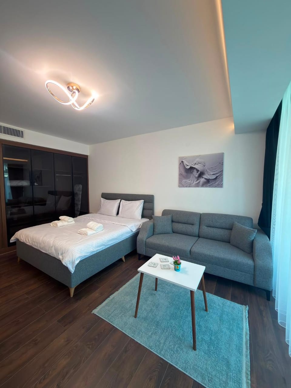 Bed, Photo of the whole room, Seating area, Bedroom