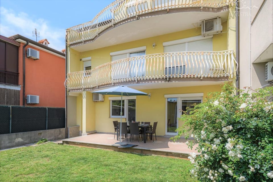Property building, Garden, Balcony/Terrace, Dining area