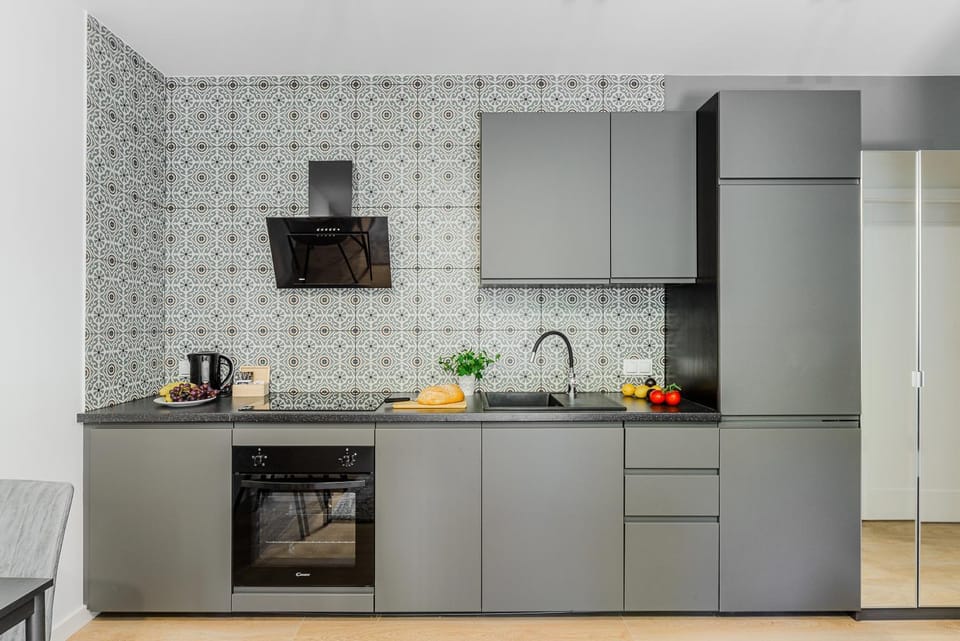 Coffee/tea facilities, Kitchen or kitchenette, oven, stove