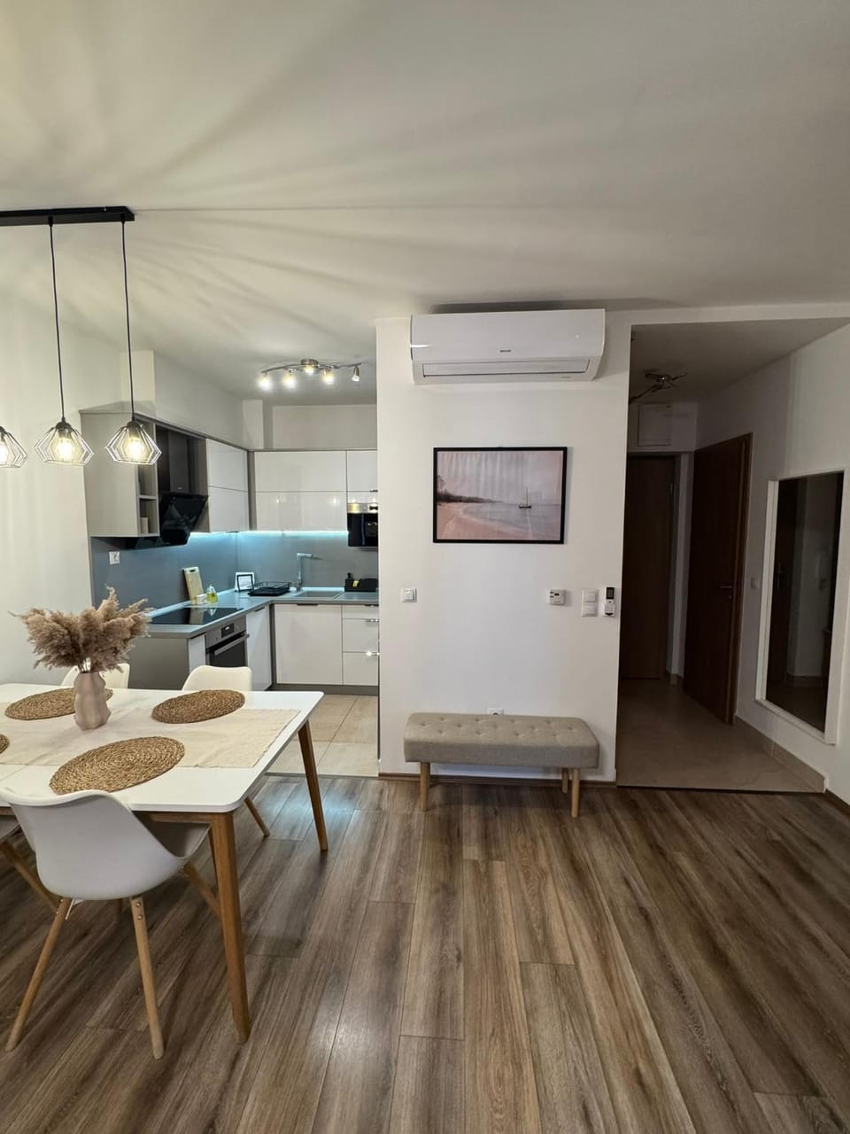 Kitchen or kitchenette, Dining area