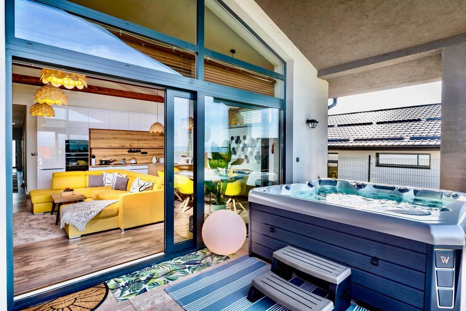 Hot Tub, Hot Tub, Balcony/Terrace, Balcony/Terrace, Living room, Seating area