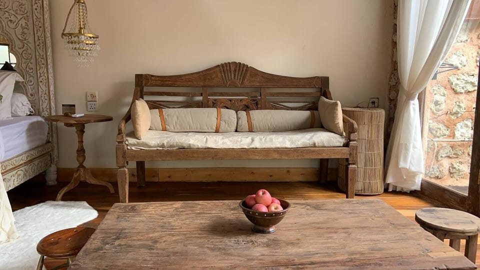 Bed, Seating area