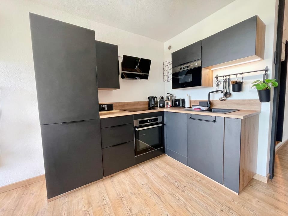 Coffee/tea facilities, Kitchen or kitchenette, dishwasher, oven