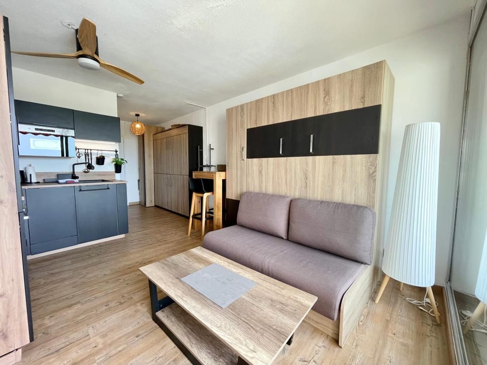 Kitchen or kitchenette, Living room, Seating area, Dining area