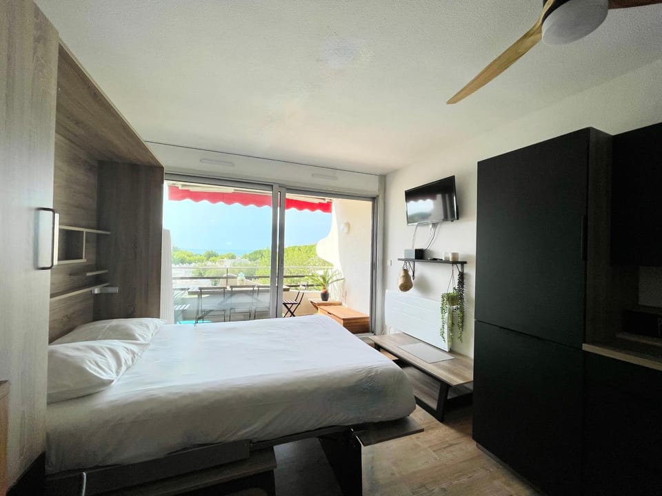 Bed, Photo of the whole room