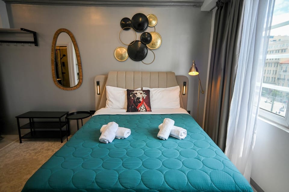 Bed, towels