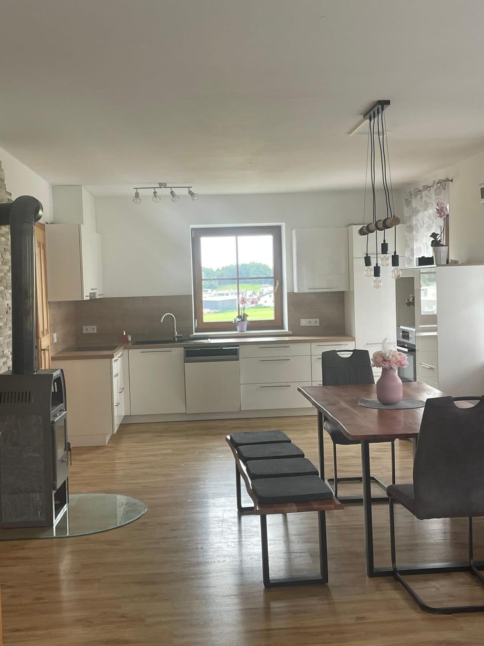 Kitchen or kitchenette, Seating area, Dining area, stove