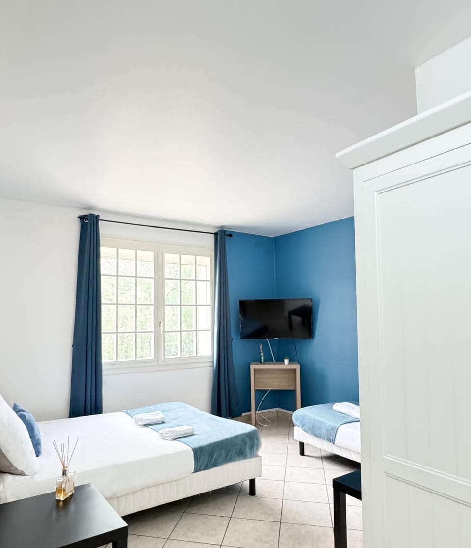 Bed, Photo of the whole room