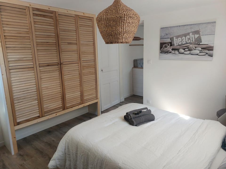 Bed, Photo of the whole room, Bedroom, wardrobe