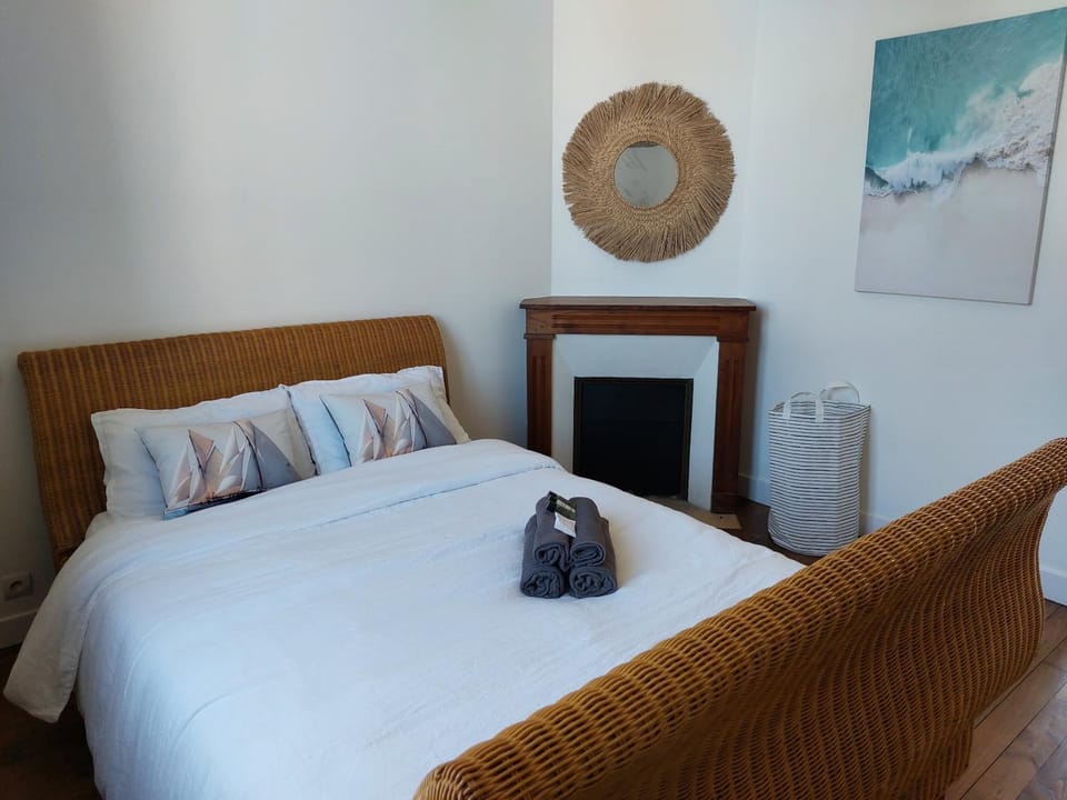 Photo of the whole room, Bedroom