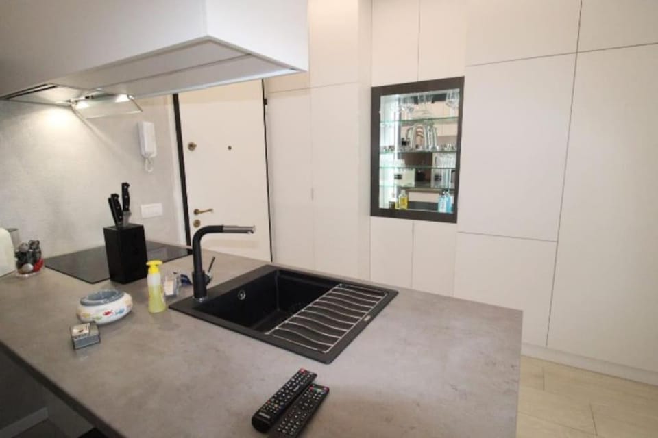 Kitchen or kitchenette, minibar